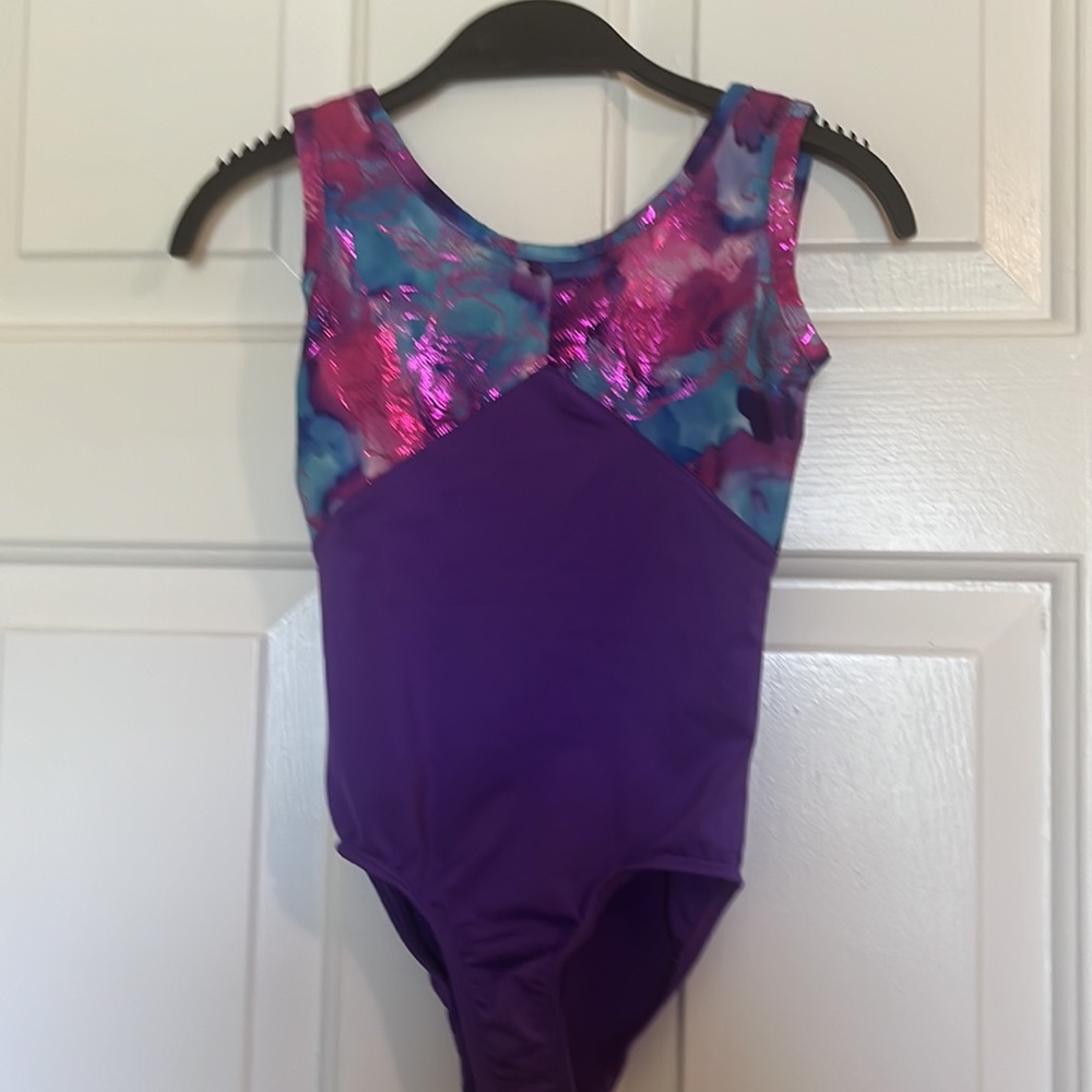 2 PC Danskin size 4/5 dance, leotard, & tie-dye shorts. Excellent condition.